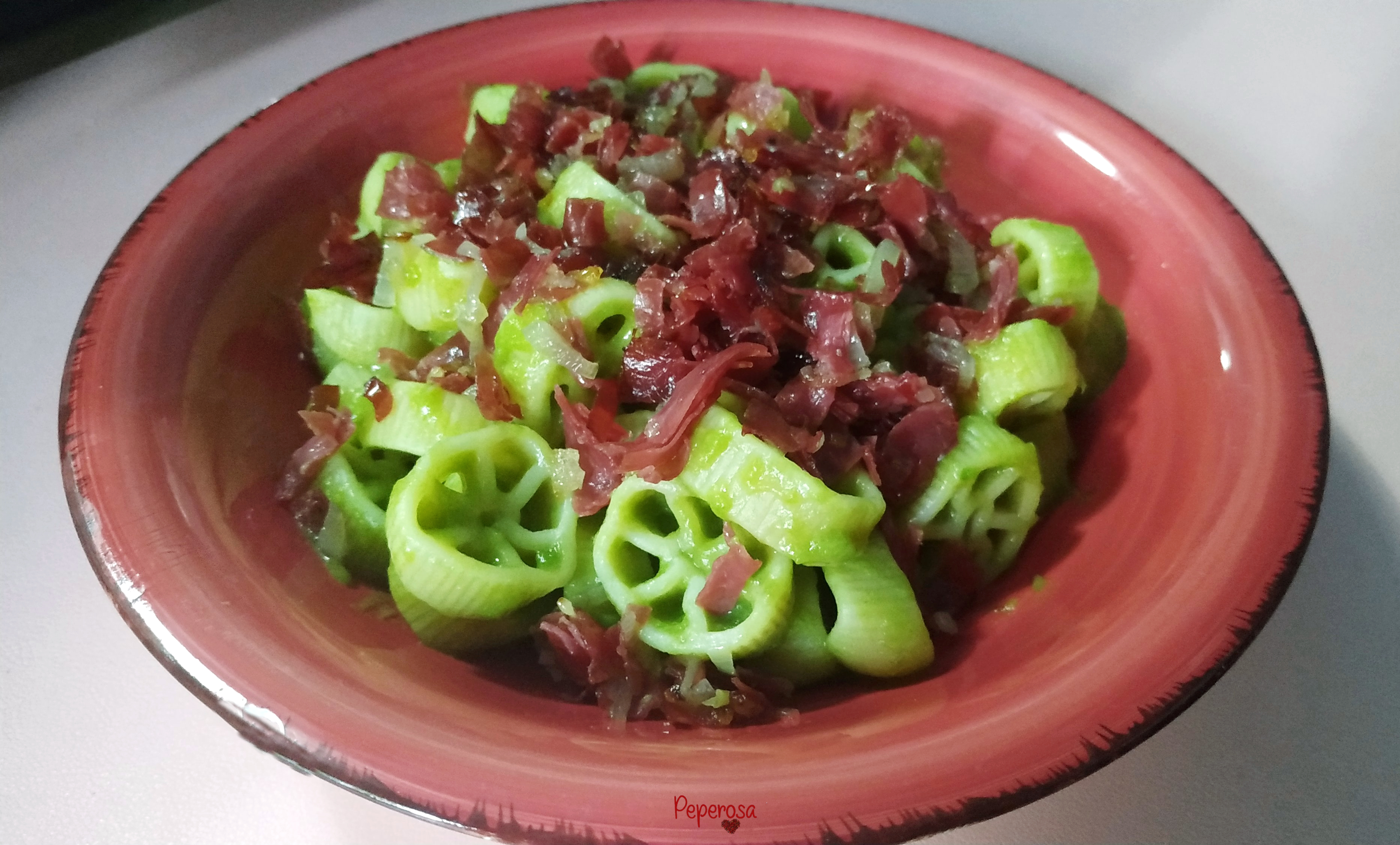 Pasta al pesto di asparagi e bresaola croccante