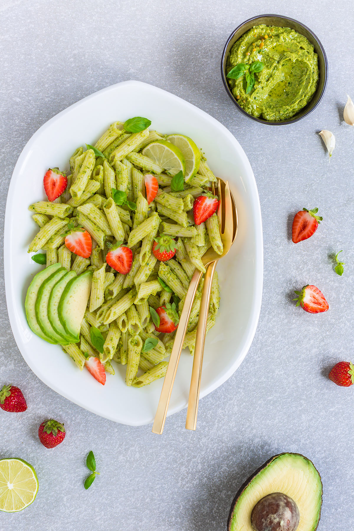 Pasta al pesto di avocado e zucchine – vegan light cremosa
