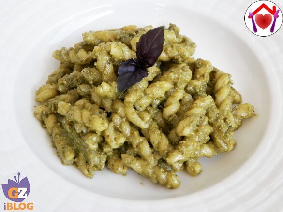 Pasta al pesto di basilico viola