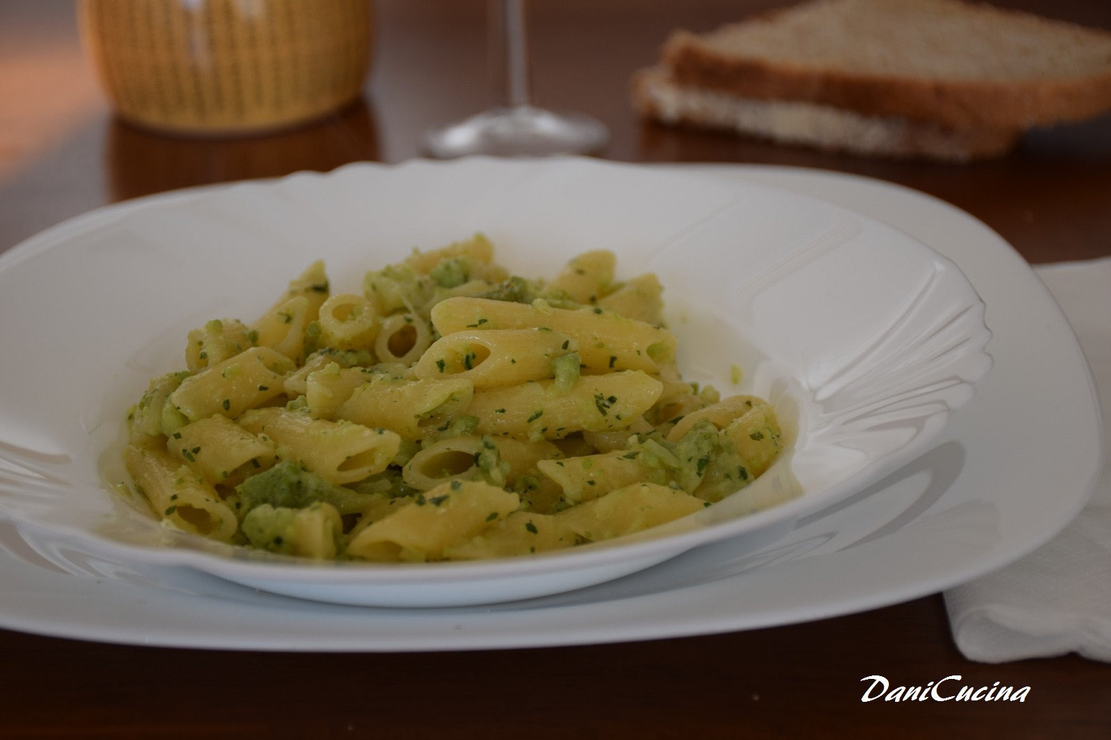 Pasta al pesto di broccolo romanesco