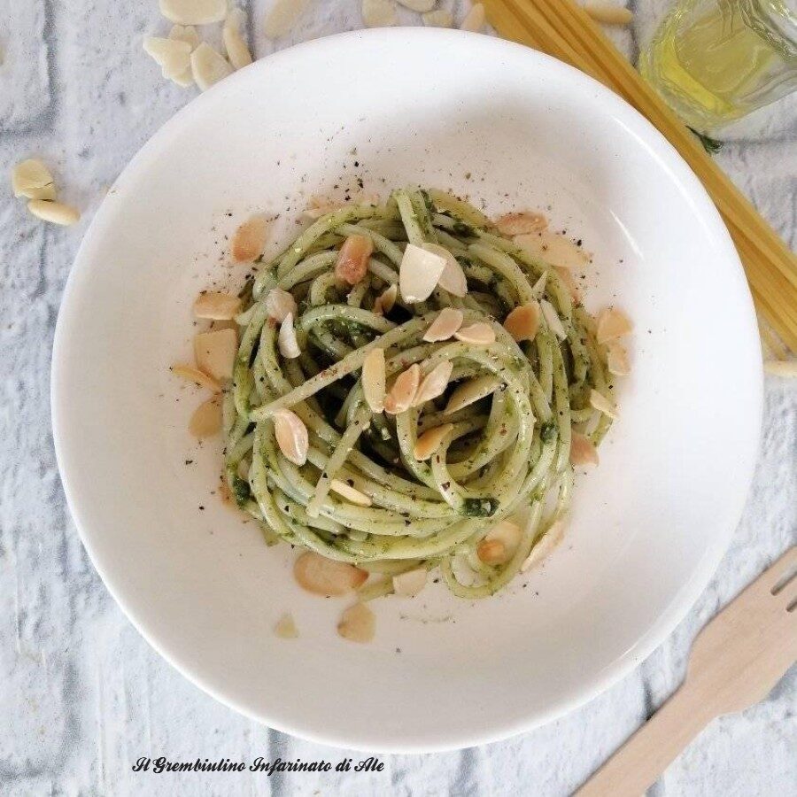 Pasta al pesto di cicoria e mandorle tostate