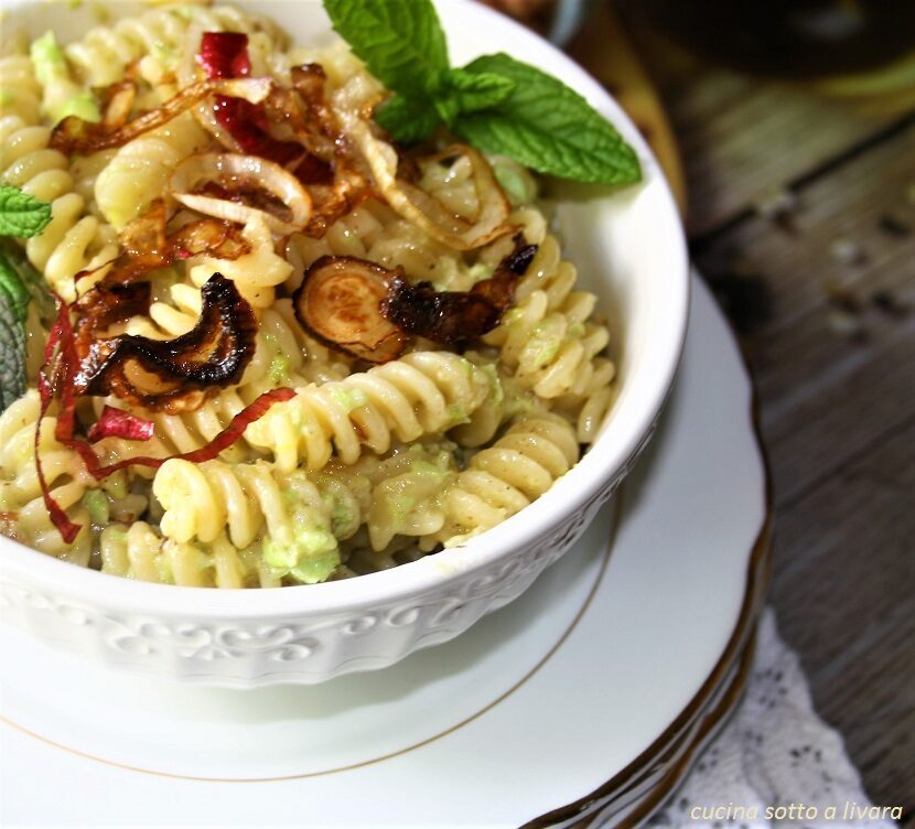 Pasta al pesto di fave e nocciole  ,ricordando chissa’ perche’ le giornate  a  bagno vignoni