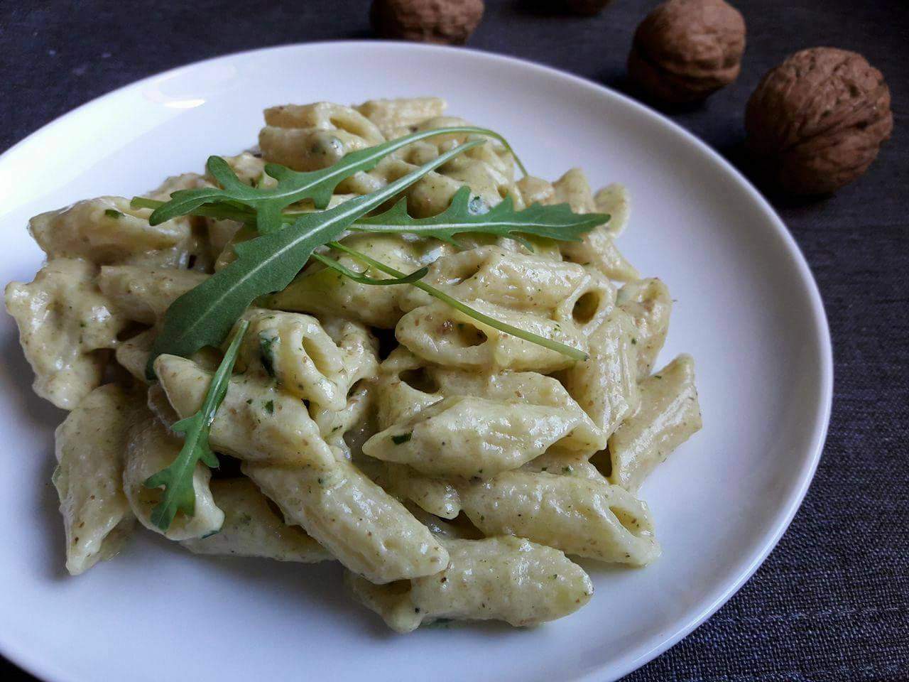 Pasta al pesto di noci e rucola