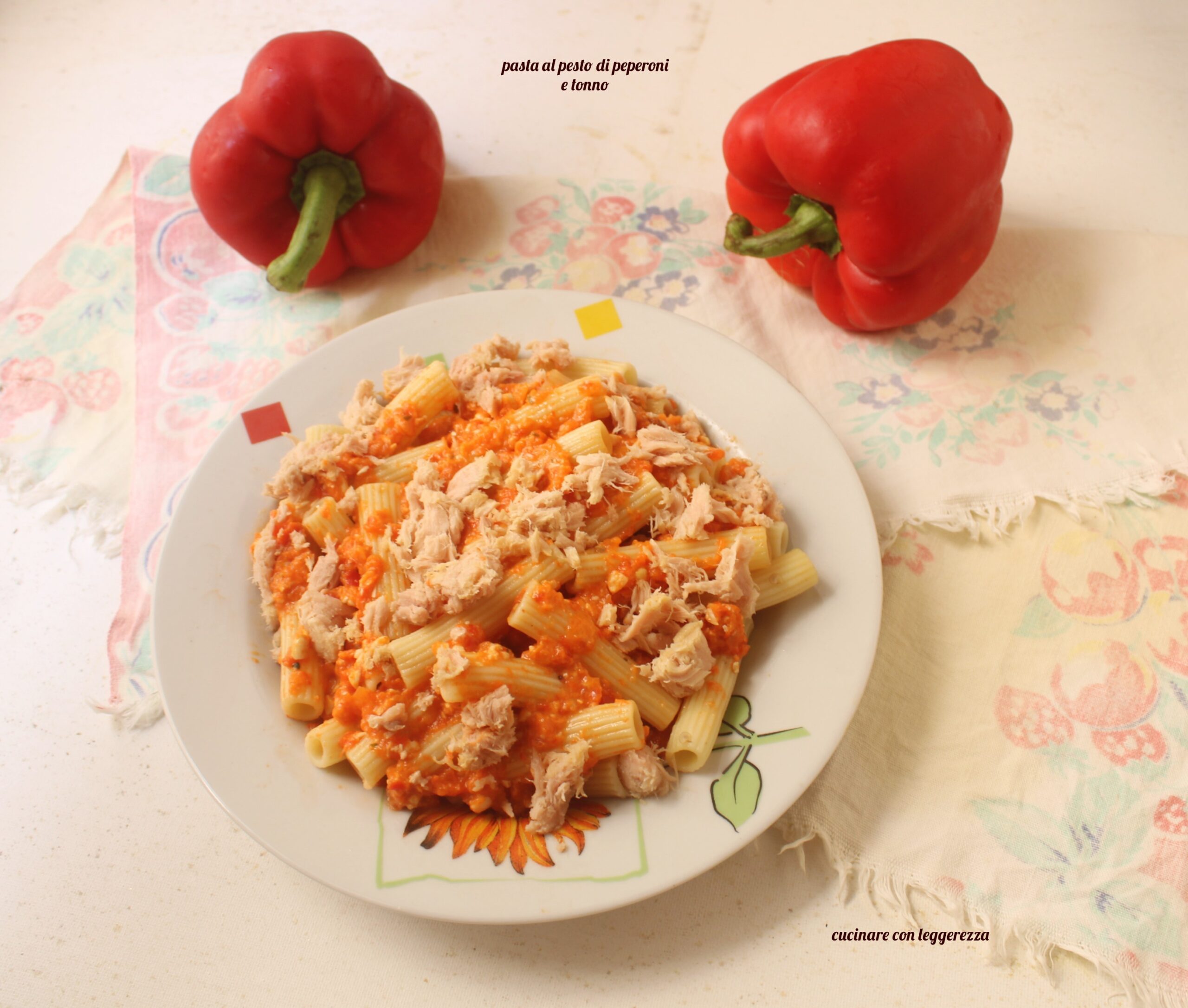 Pasta al pesto di peperoni e tonno