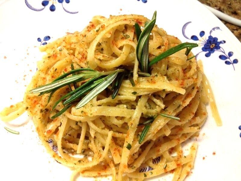 Pasta al pesto di pistacchi e rosmarino.