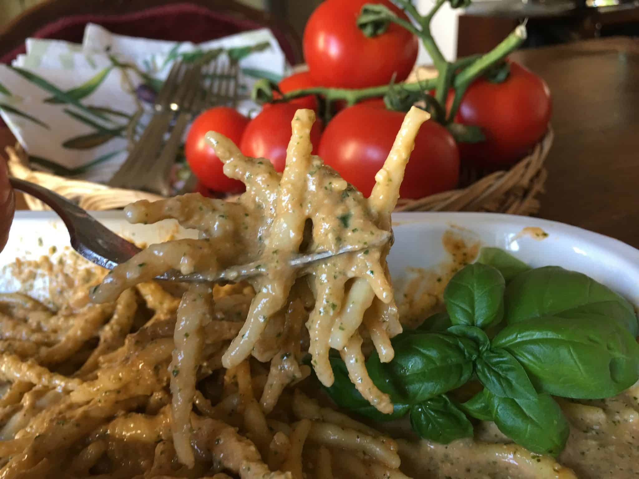 Pasta al pesto di pomodoro e basilico