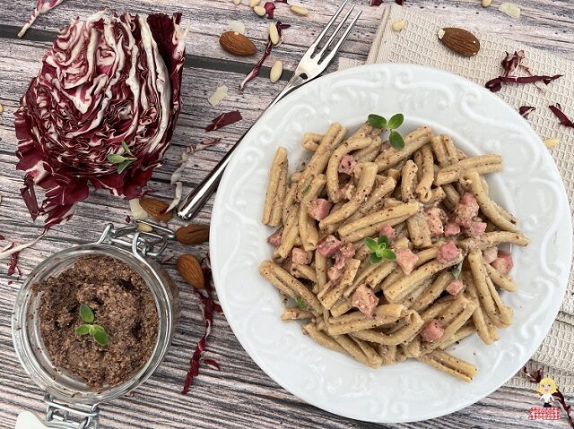 Pasta al pesto di radicchio e pancetta