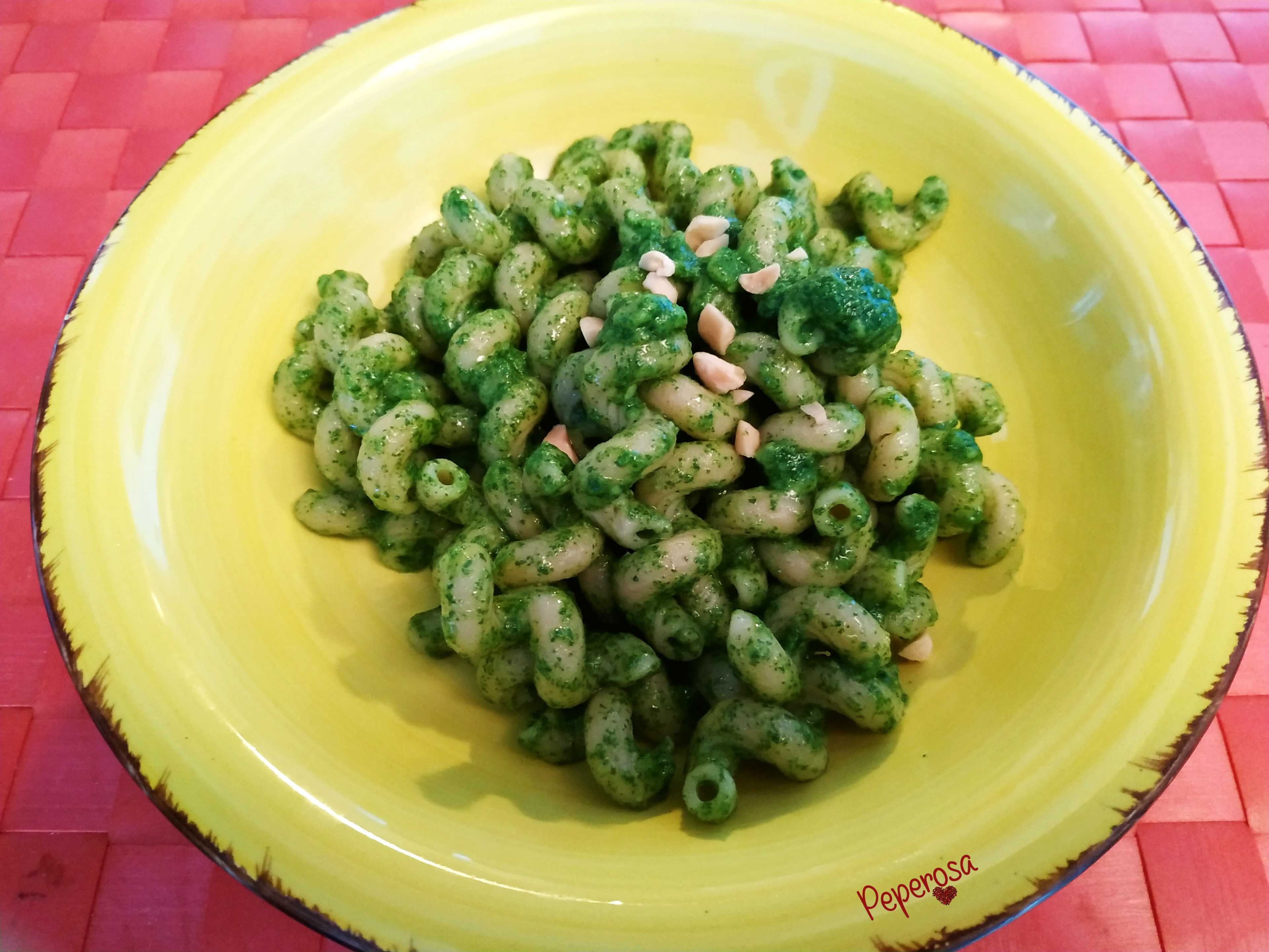 Pasta al pesto di rucola e arachidi