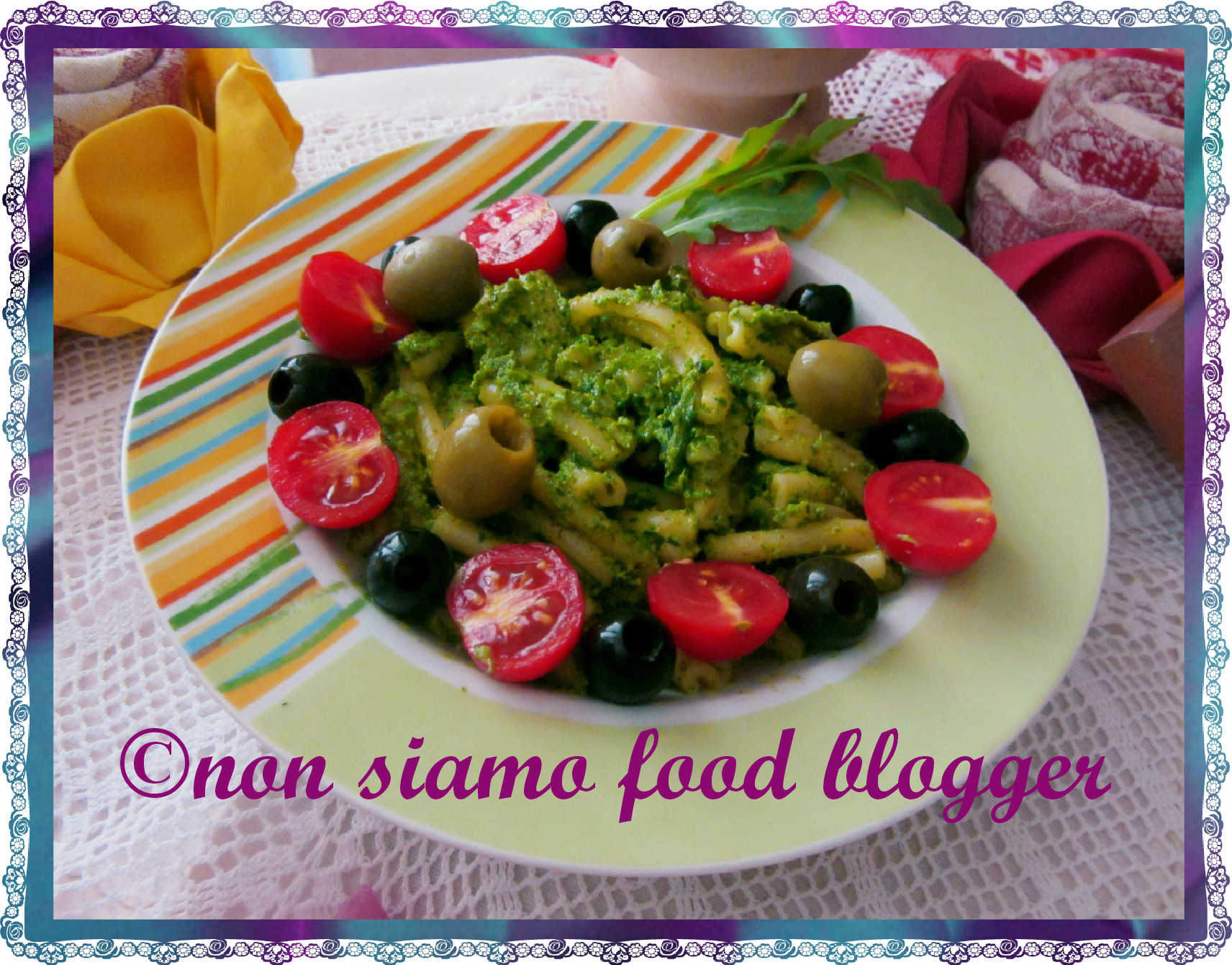 Pasta al pesto di rucola e noci con olive e pomodorini