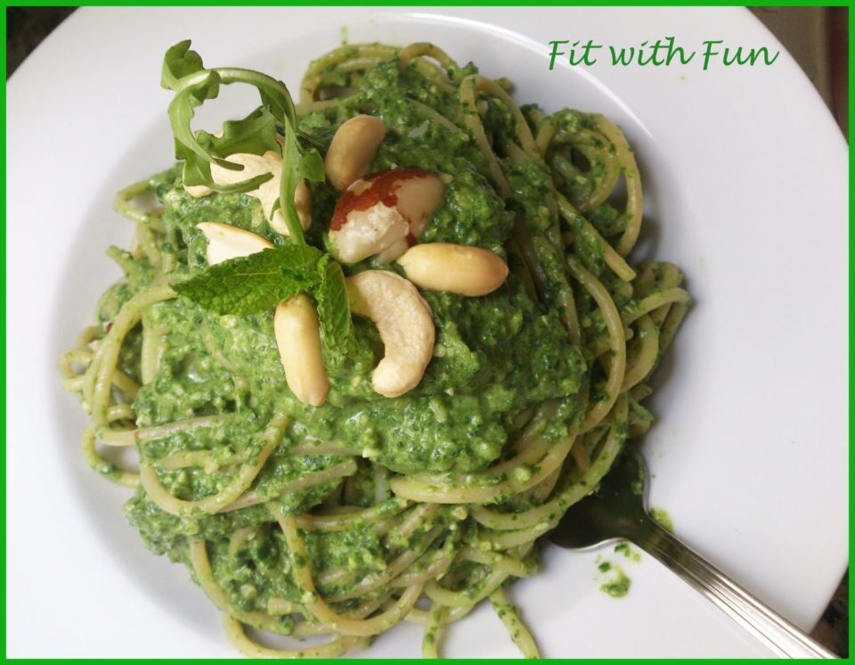 Pasta al pesto di spinaci e rucola con mix di frutta secca