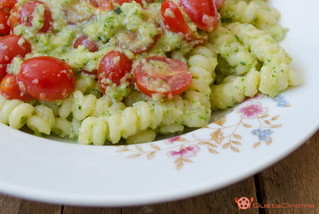 Pasta al pesto di zucchine con pomodorini