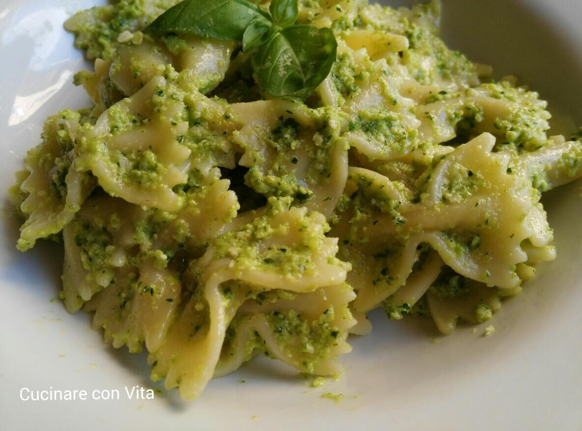 Pasta al pesto di zucchine e pistacchi
