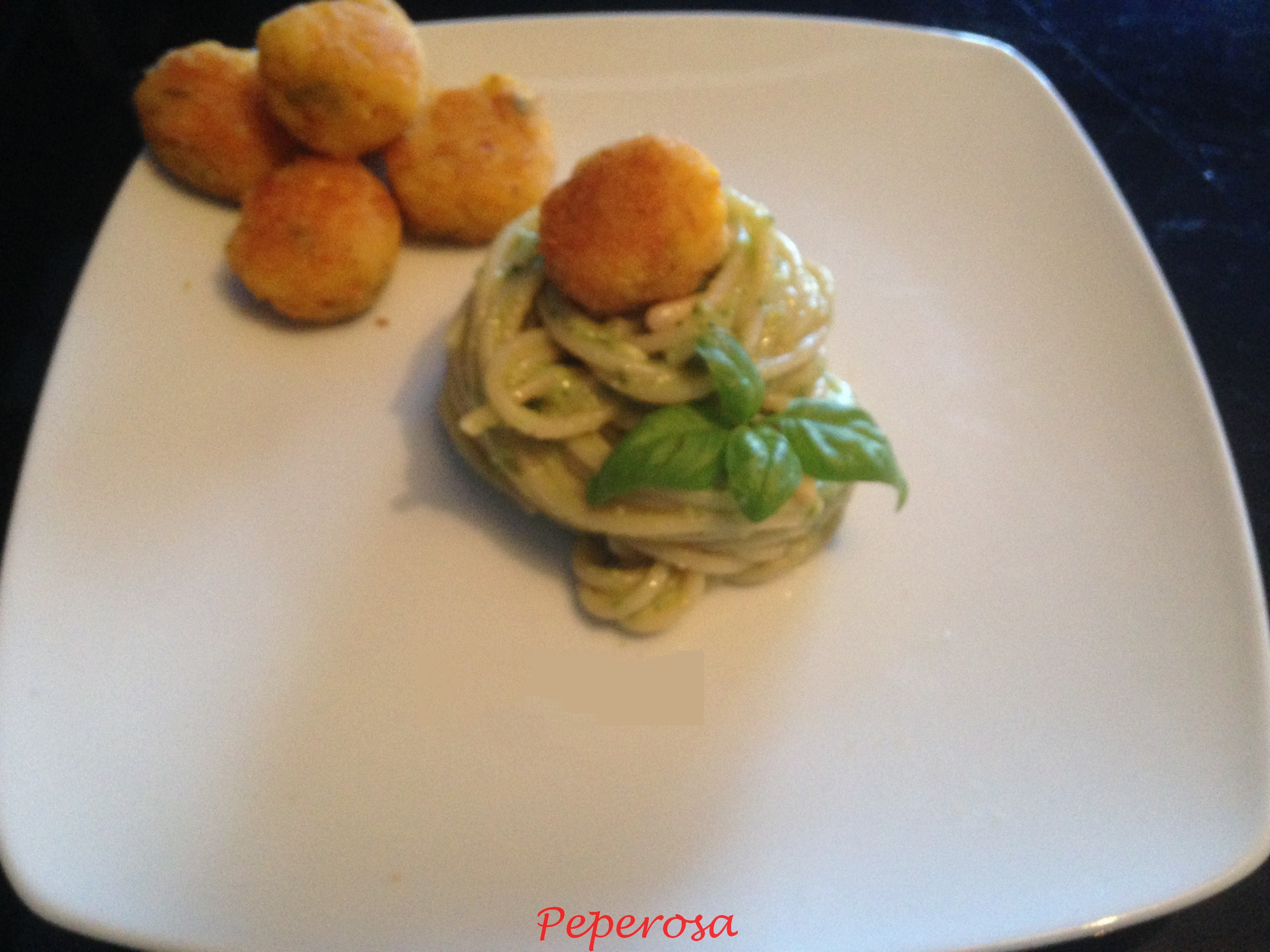 Pasta al pesto di zucchine e polpette di gamberetti