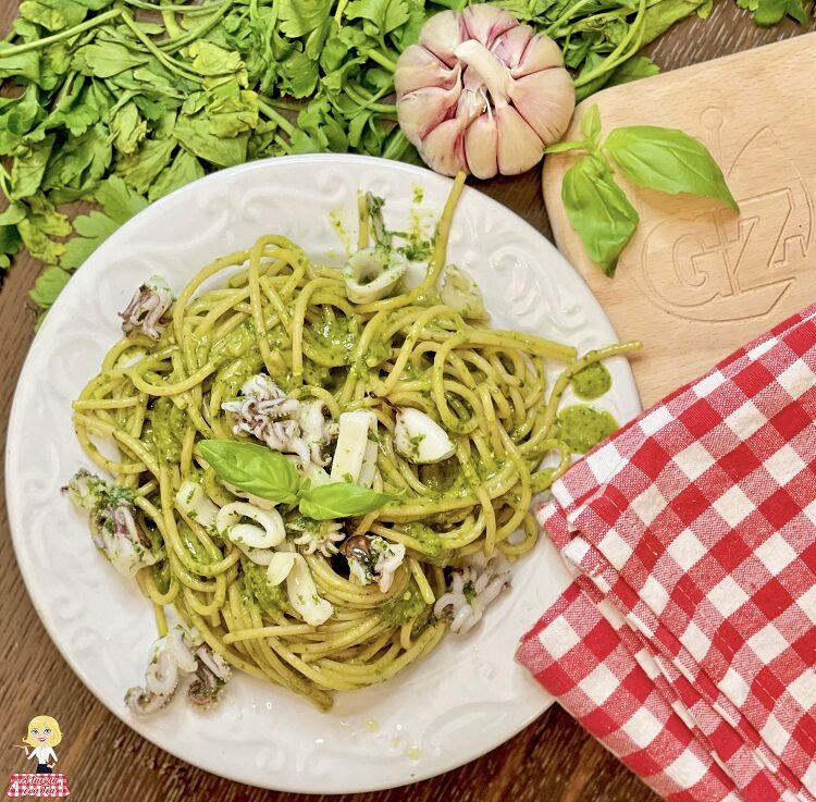 Pasta al pesto e calamari
