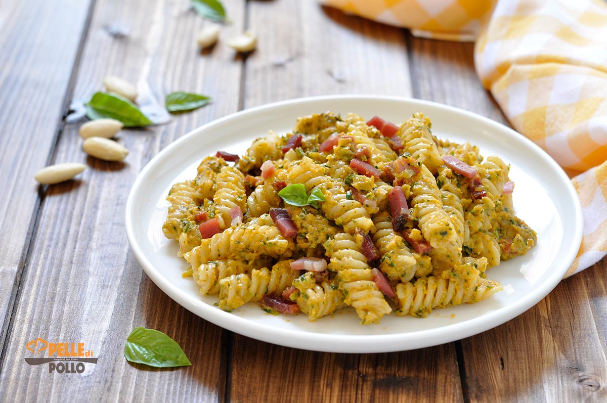Pasta al pesto rosso di zucchine e speck