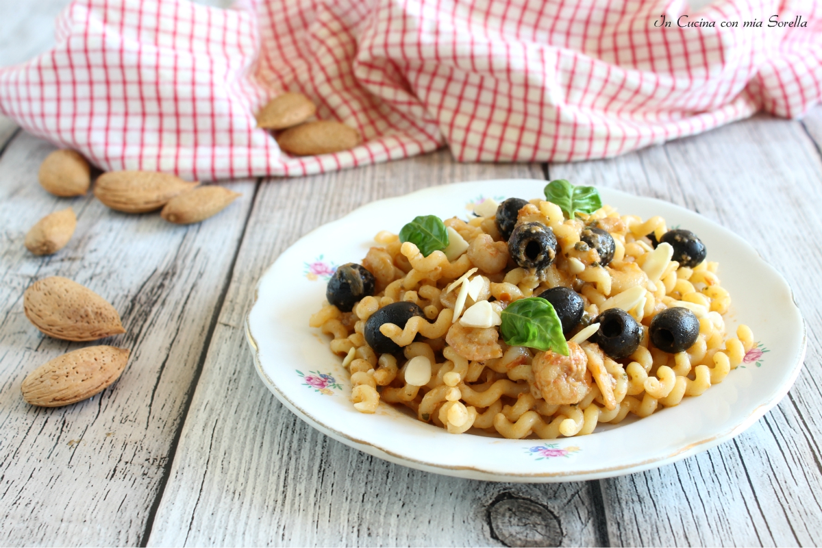 Pasta al pesto rosso gamberi e olive