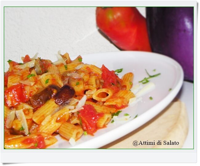 Pasta al pomodoro con melanzane e pecorino