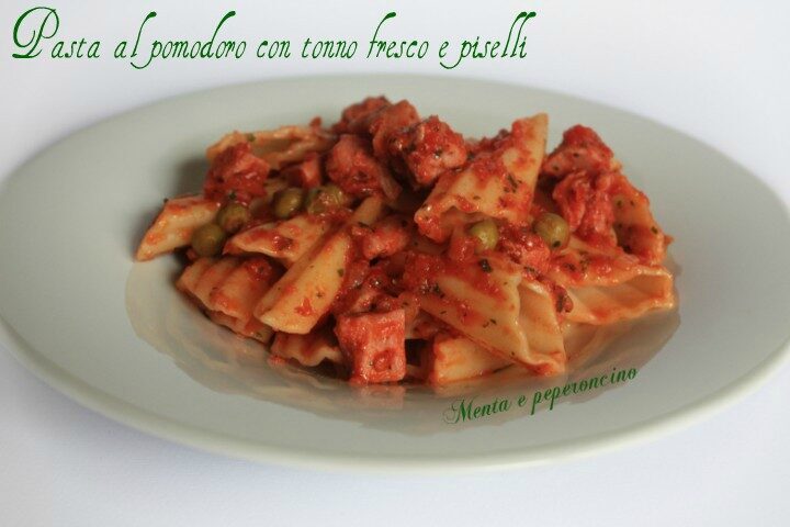 Pasta al pomodoro con tonno fresco e piselli