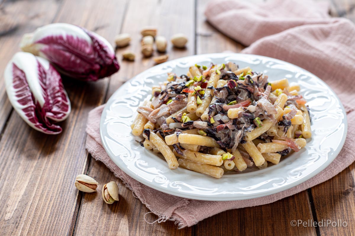 Pasta al radicchio e speck con pistacchi
