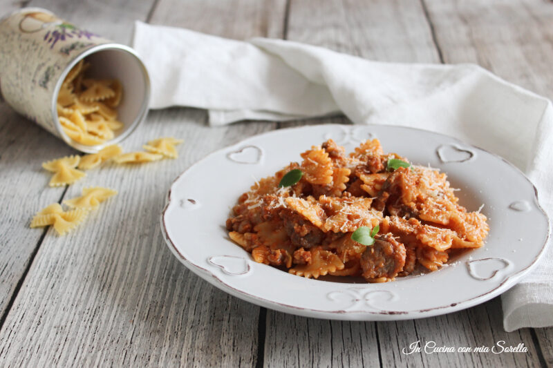 Pasta al ragù di salsiccia e olive verdi
