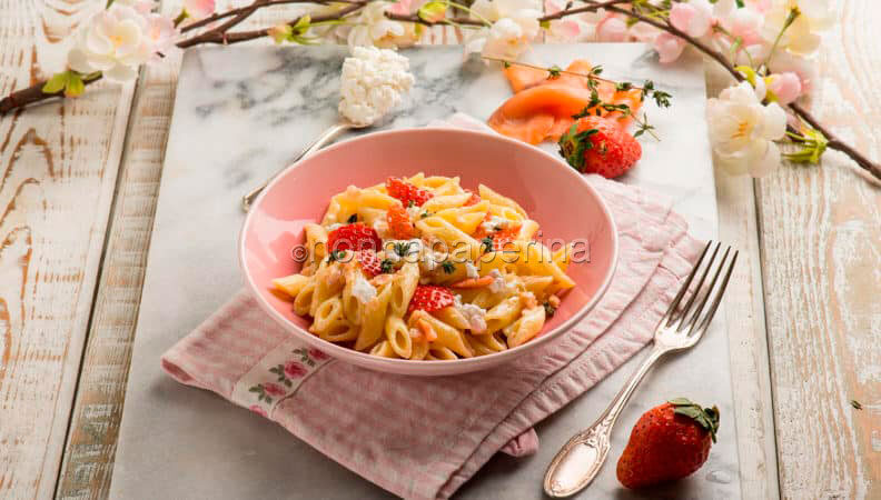 Pasta al salmone con fiocchi di latte, fragole e timo: bontà a tavola