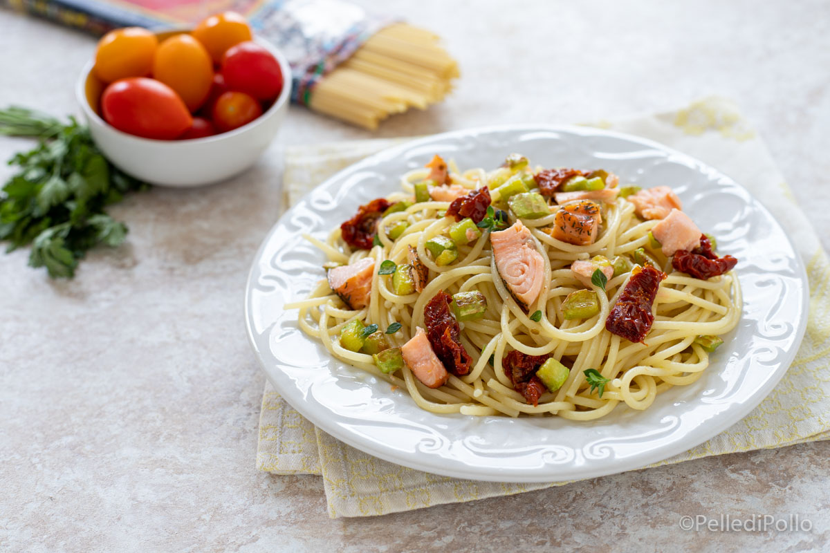 Pasta al salmone, zucchine e pomodori secchi