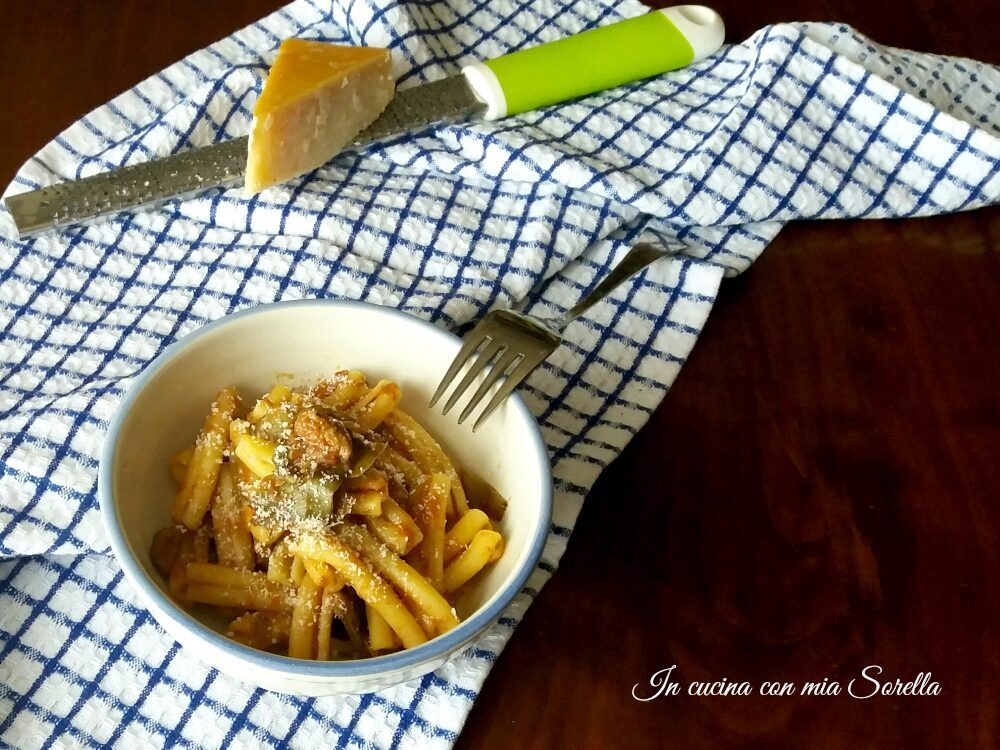 Pasta al sugo di carciofi e salsiccia