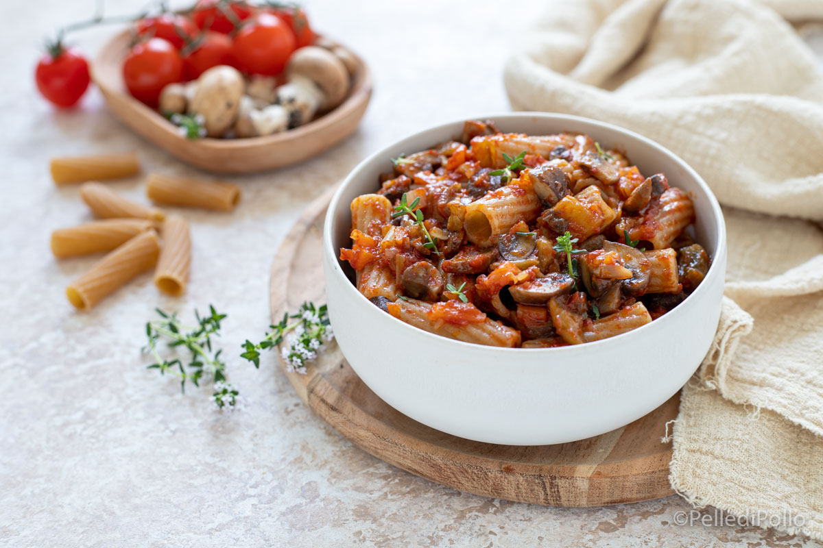 Pasta al sugo di funghi e melanzane
