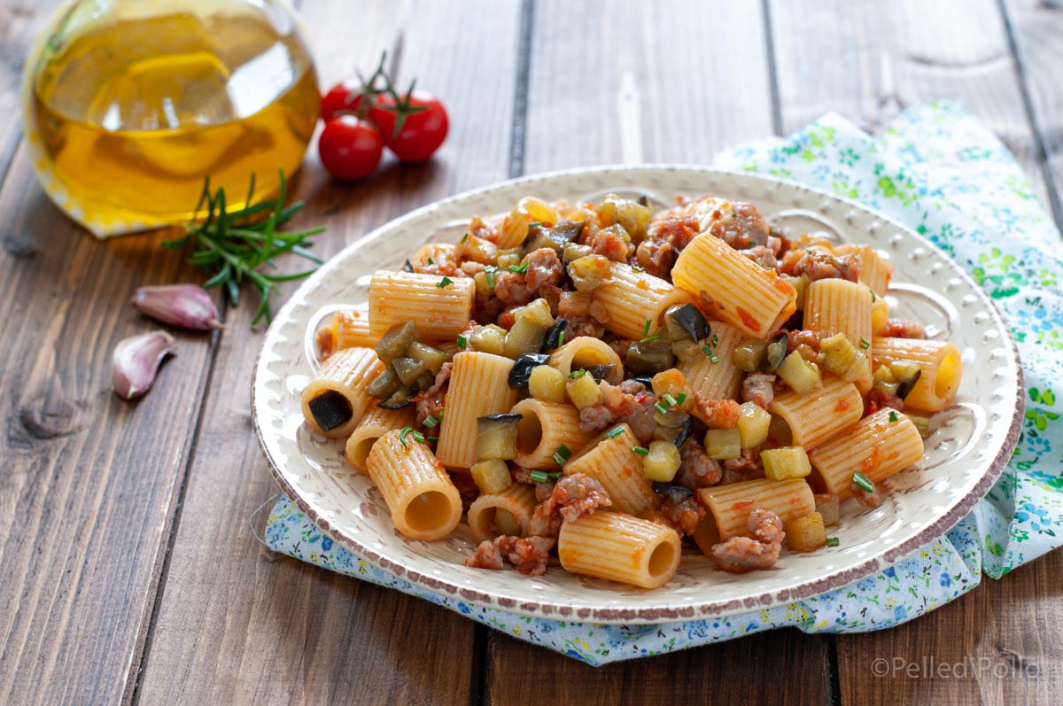 Pasta al sugo di melanzane e salsiccia