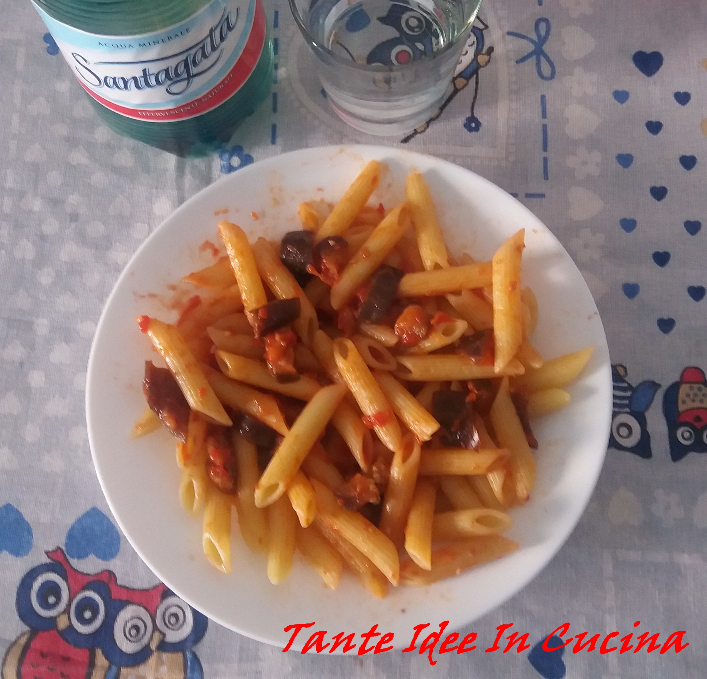Pasta al sugo di melanzane. primo piatto leggero e gustoso
