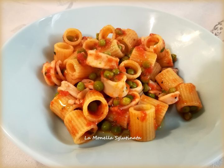 Pasta al sugo di piselli e calamari