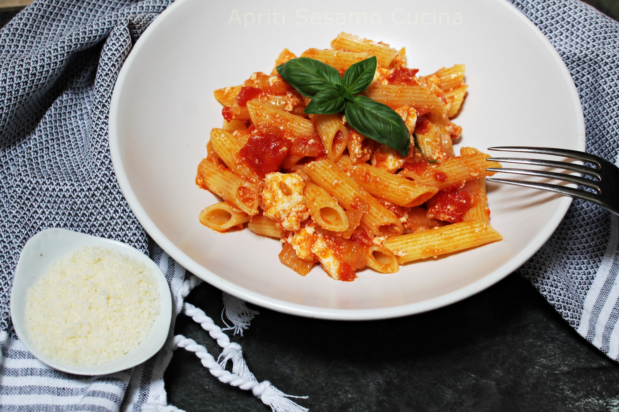 Pasta al sugo di pomodoro e ricotta