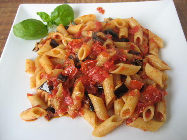 Pasta al sugo rosso  melanzane e zucchine