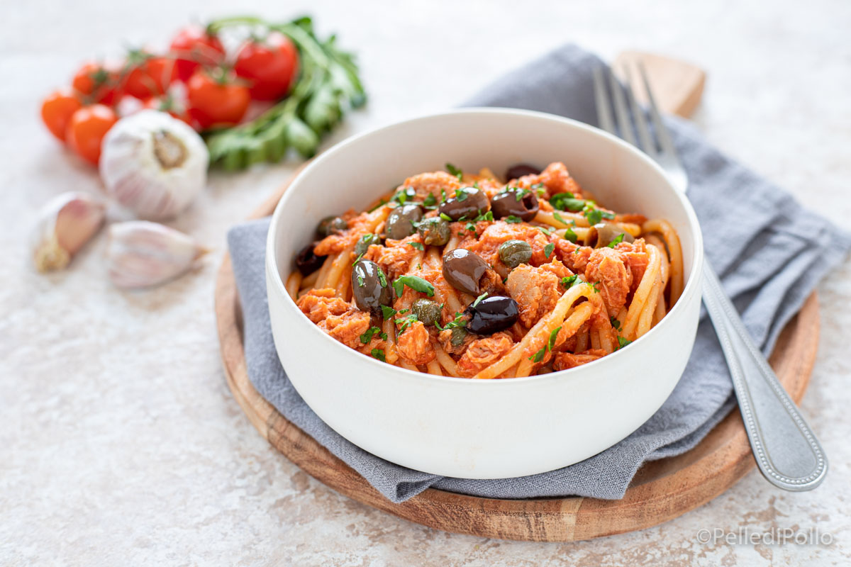 Pasta al tonno con olive e capperi