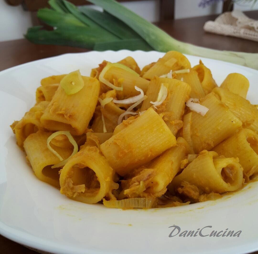 Pasta al tonno con porri e curcuma