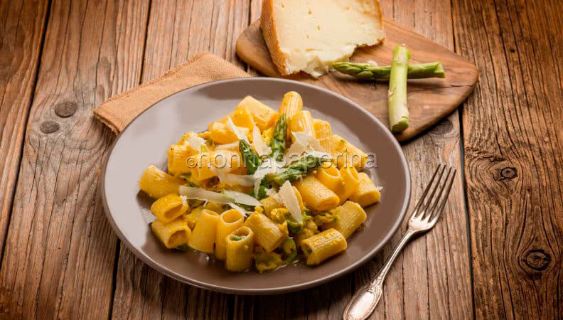Pasta alla carbonara con asparagi e pecorino , una rivisitazione alternativa