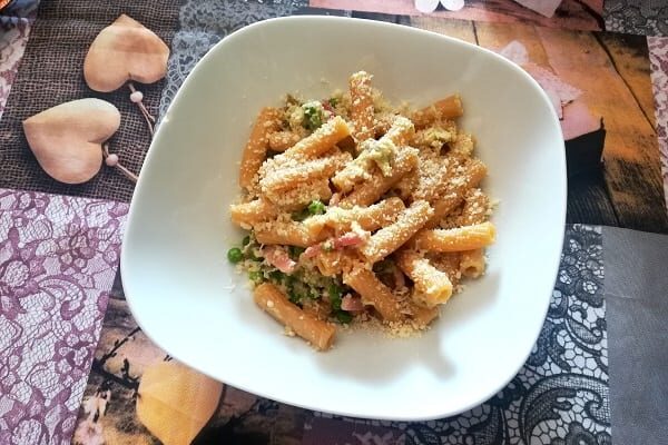 Pasta alla carbonara di carciofi e piselli