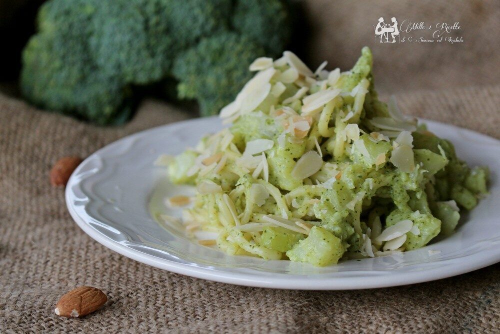 Pasta alla crema di broccoli e mandorle tostate