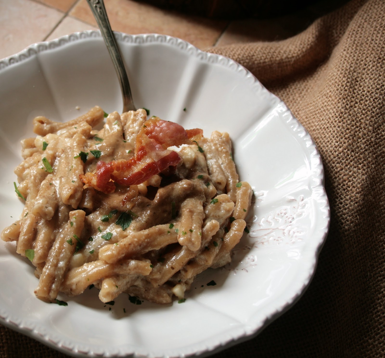 Pasta alla crema di pecorino funghi e pancetta