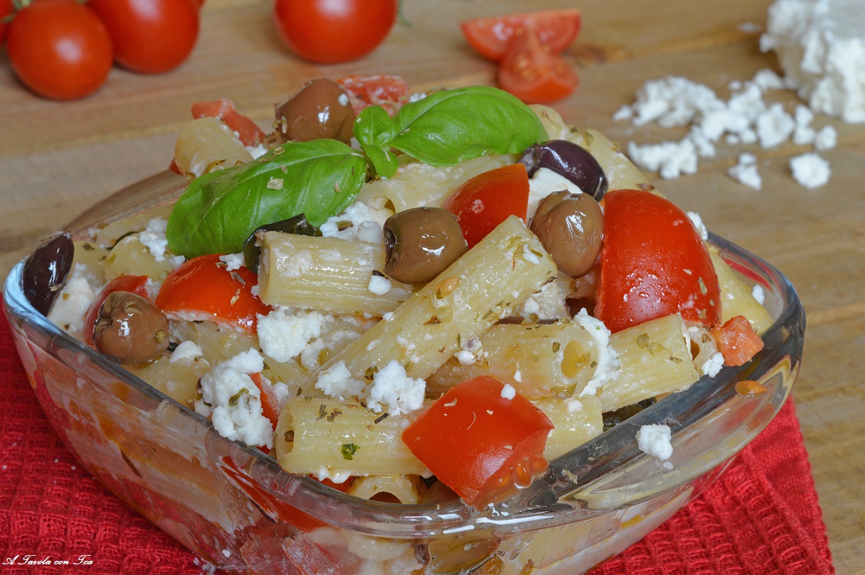 Pasta alla greca con feta pomodorini basilico e olive