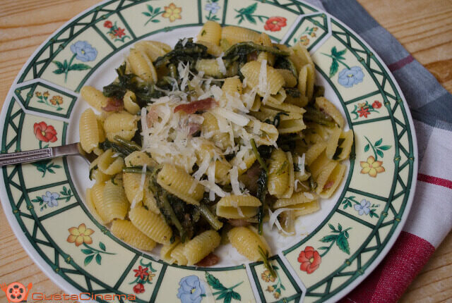 Pasta alla gricia con cicoria un primo piatto tradizionale