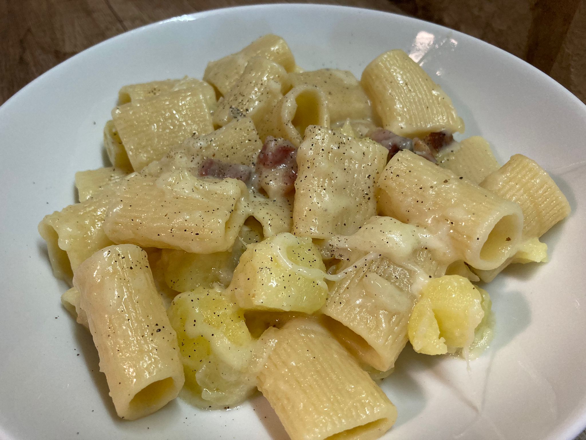 Pasta alla macugnaghese, ricetta sostanziosa e golosa: come rifarla a casa