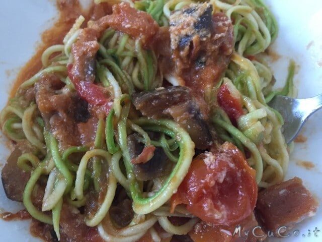 Pasta alla norma, versione light, con spaghetti di zucchine