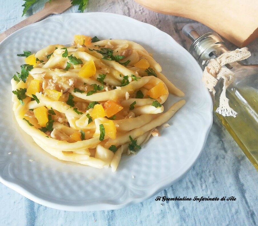 Pasta alla zucca con noci e provola