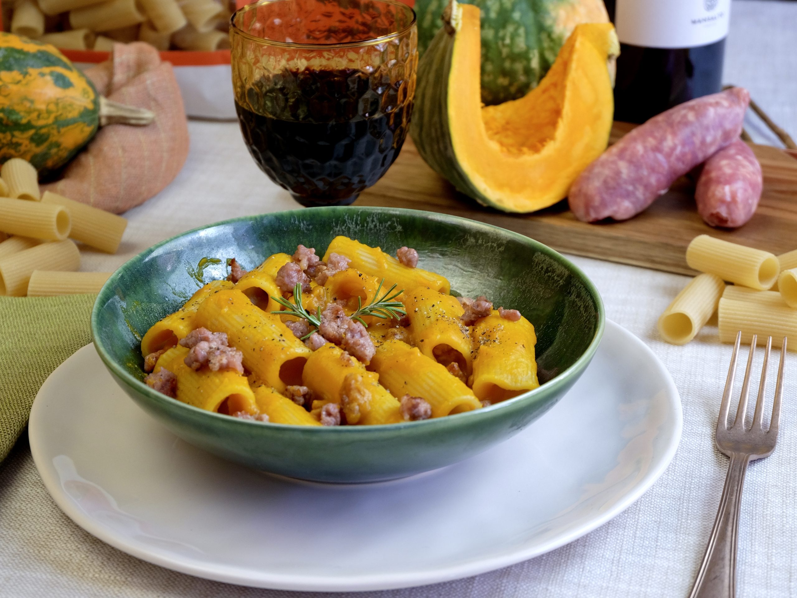 Pasta alla zucca e salsiccia croccante
