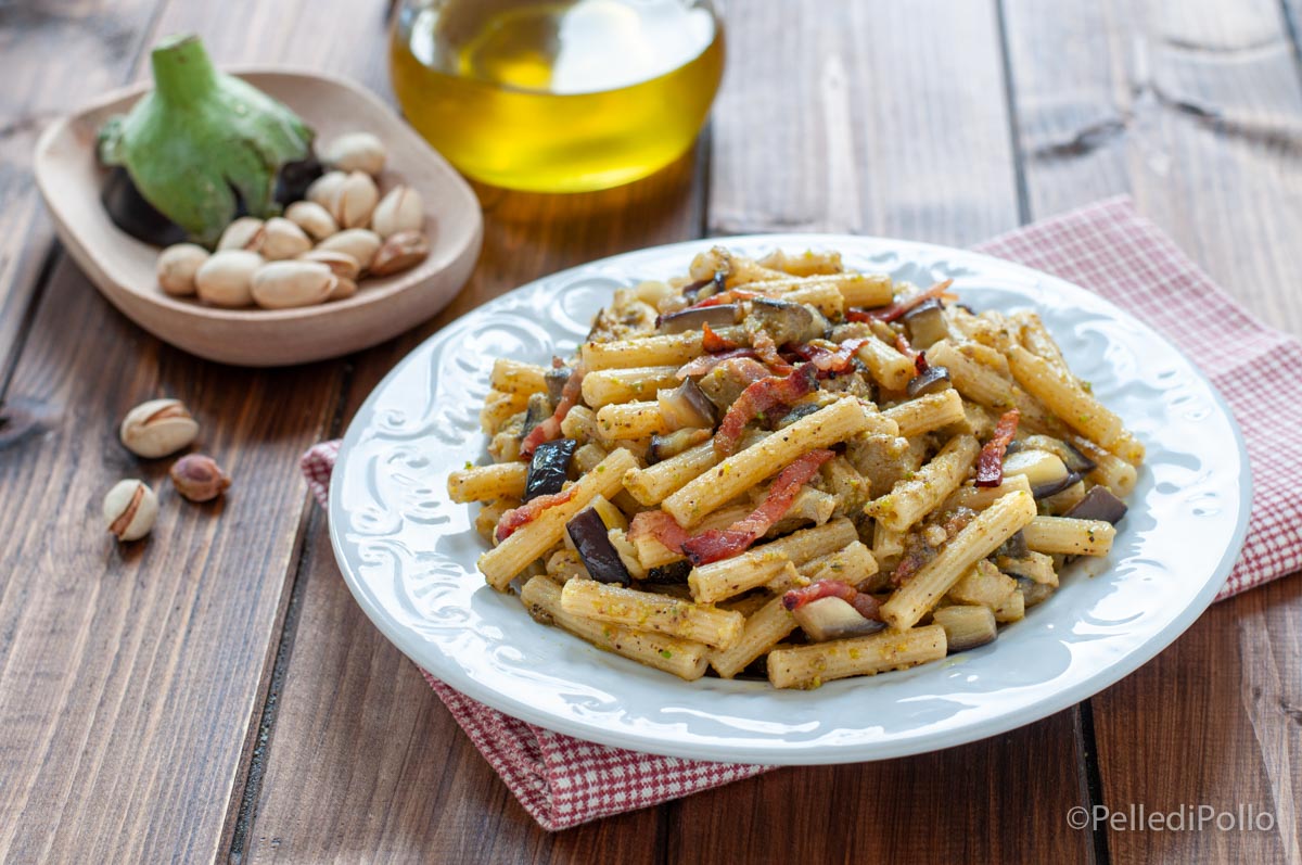 Pasta alle melanzane con pesto di pistacchi e pancetta