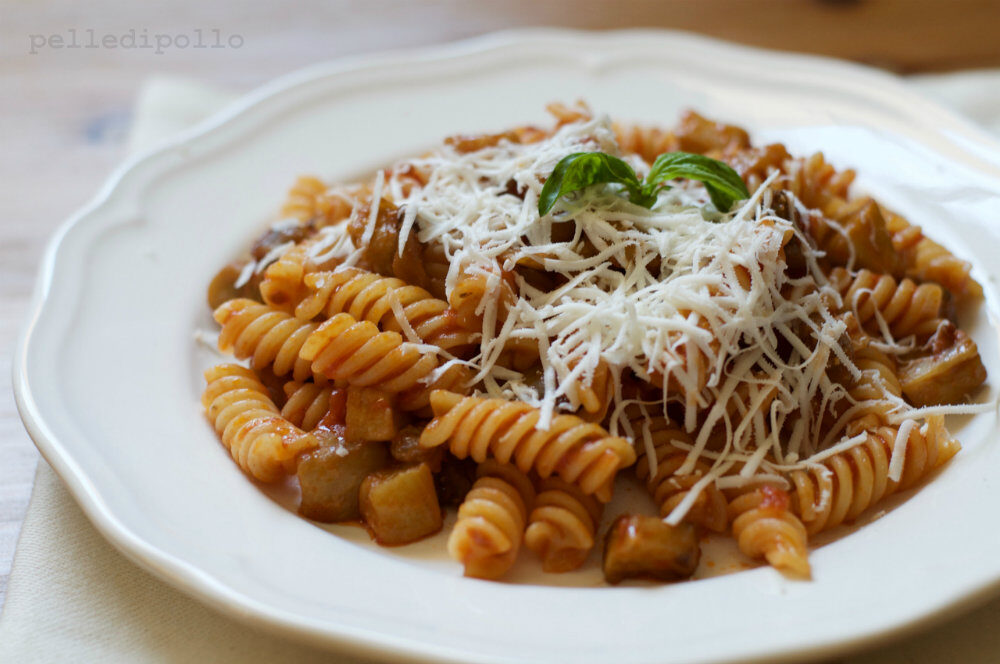 Pasta alle melanzane con ricotta salata e pomodoro