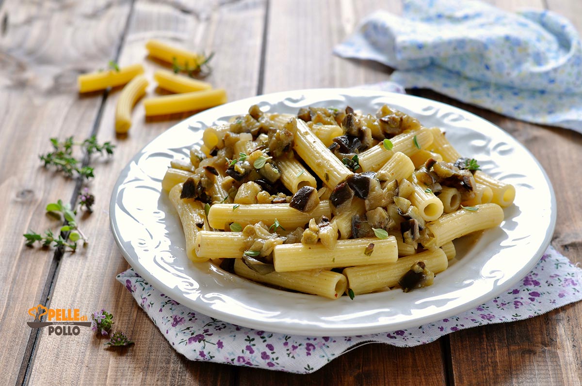 Pasta alle melanzane con trito di olive ed erbe