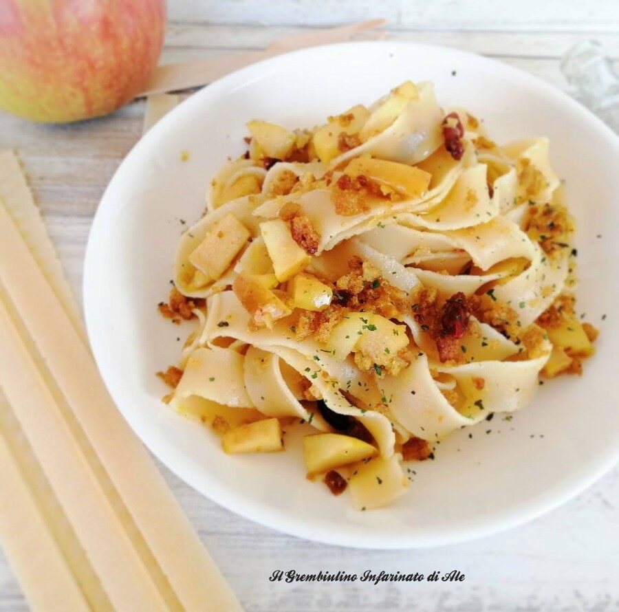 Pasta alle mele pink lady e bacche di goji