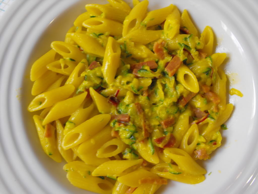 Pasta allo zafferano, zucchine e crudo